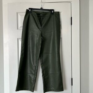 Crop pants, faux leather